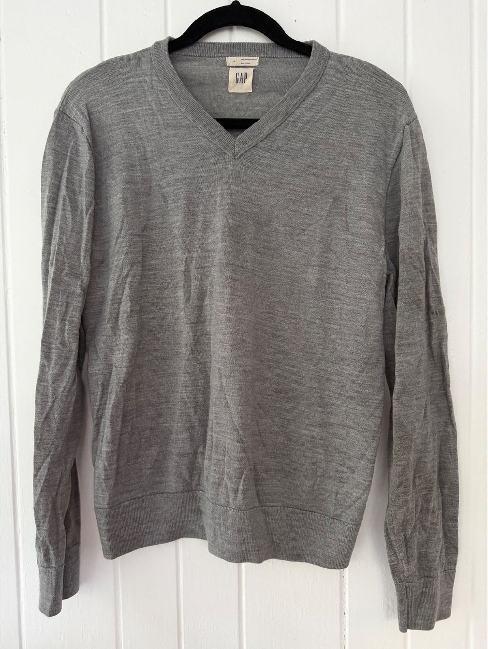 GAP 100% Merino Wool Men’s V-Neck Gray Sweater size Medium
